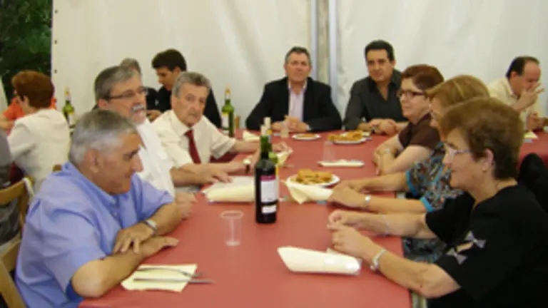  Os asistentes &aacute; festa degustaron produtos t&iacute;picos de Galicia.