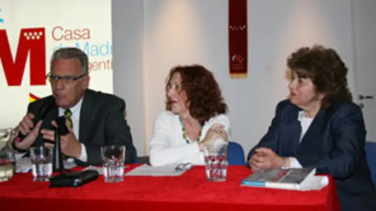  El profesor César Scandroglio y la autora, durante la presentación.