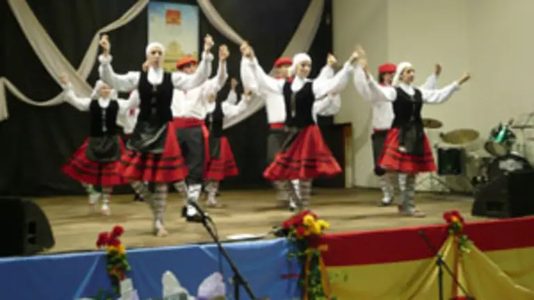  El folclore tradicional gallego sirvi&oacute; para animar la jornada de solidaridad.