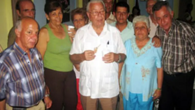  González festejó junto a los presidentes de delegaciones provinciales y municipales.