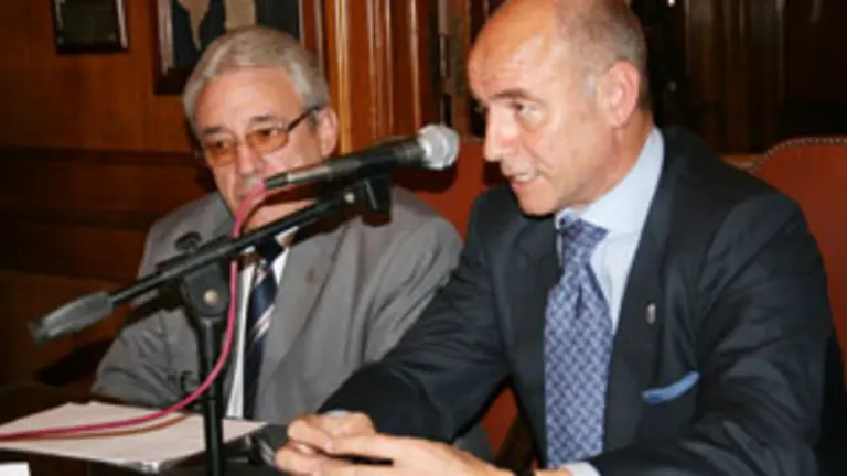  Camba asegura que la Xunta continuar&aacute; prestando ayuda al Centro.