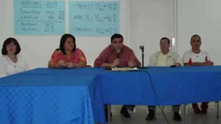  De izquierda a derecha, Ana L&oacute;pez de Arias, Yolanda Rey de Lovera, Carlos Domonte Font&aacute;n, nuevo presidente; Pancho Moure L&oacute;pez, y Javier P&eacute;rez Parejo.