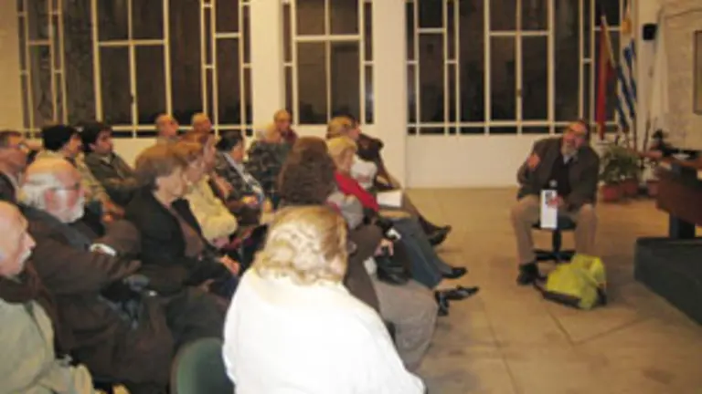 Manuel Capel&aacute;n, en un momento de la charla sobre Cea.