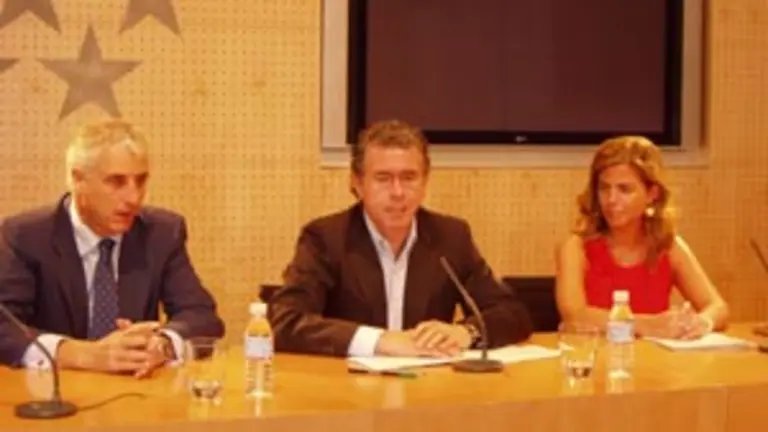  Francisco Granados –en el centro– y Victoria Cristóbal, durante la presentación de las becas, la pasada semana.
