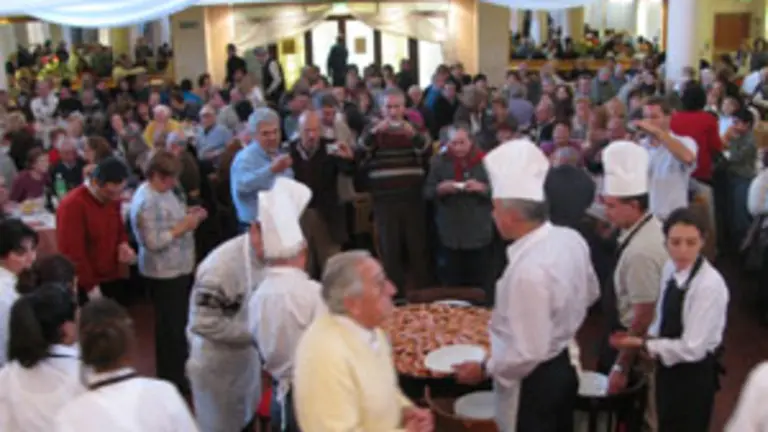  Los paelleros muestran su obra poco antes de empezar a ser degustada por los asistentes.
