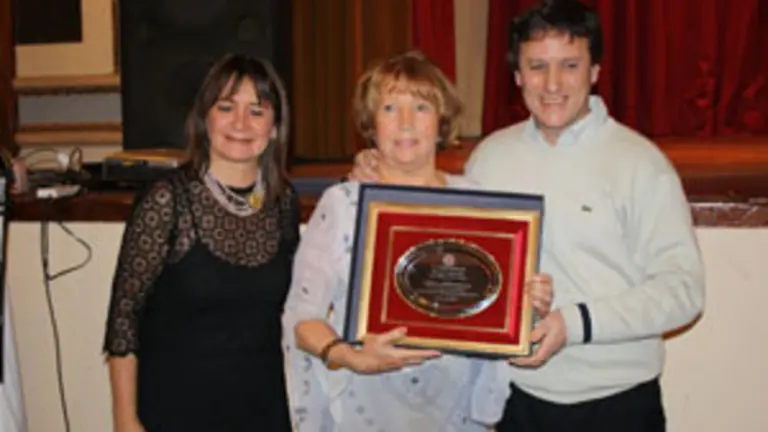 La socia condecorada con la plaqueta de San Pedro y San Pablo. 