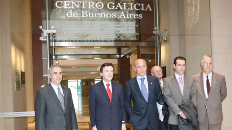  Santiago Camba posa en la entrada al Centro Galicia de Buenos Aires junto al delegado en ejercicio, Manuel Cao, y directivos de la entidad.