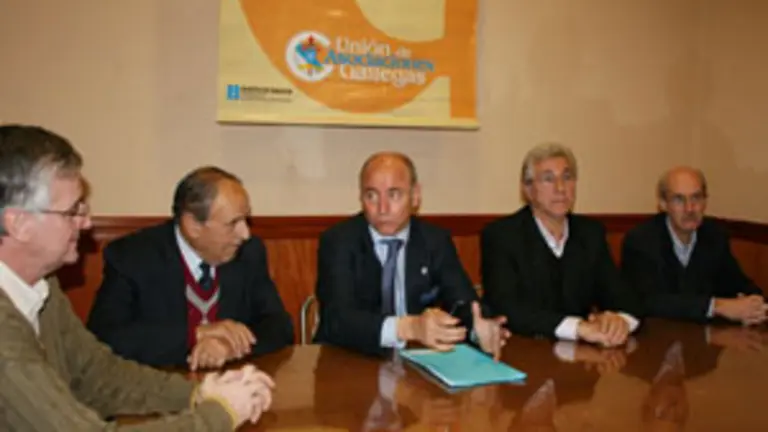  El secretario xeral, durante su reuni&oacute;n con los dirigentes de la Uni&oacute;n de Asociaciones Gallegas.