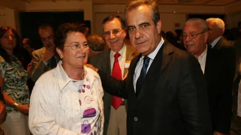 El ministro Corbacho saluda a la viceconsejera Ordiz.