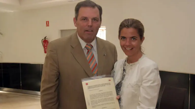  Jorge Torres y Victoria Cristobal, con el convenio firmado.