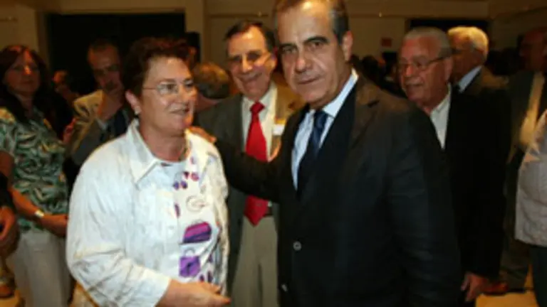 El ministro Caldera saluda a la viceconsejera Ordiz.