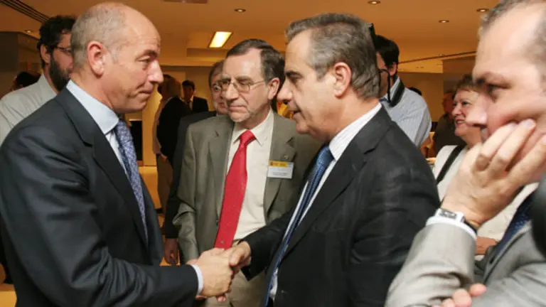  Santiago Camba y el ministro Corbacho se saludan en presencia de Francisco Ruiz, presidente del CGCEE &ndash;en el centro&ndash;, y Agust&iacute;n Torres, director general de la Ciudadan&iacute;a Espa&ntilde;ola en el Exterior.