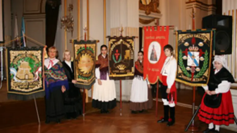  Los estandartes de las instituciones gallegas de la Argentina dieron colorido a la presentaci&oacute;n.