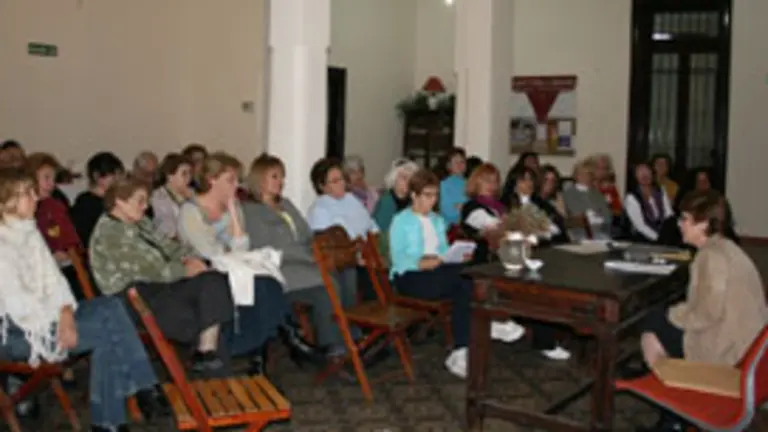  &lsquo;Herbas de Prata&rsquo;, en la asociaci&oacute;n de Corcubi&oacute;n, analiz&oacute; la problem&aacute;tica de las mujeres de mediana edad.