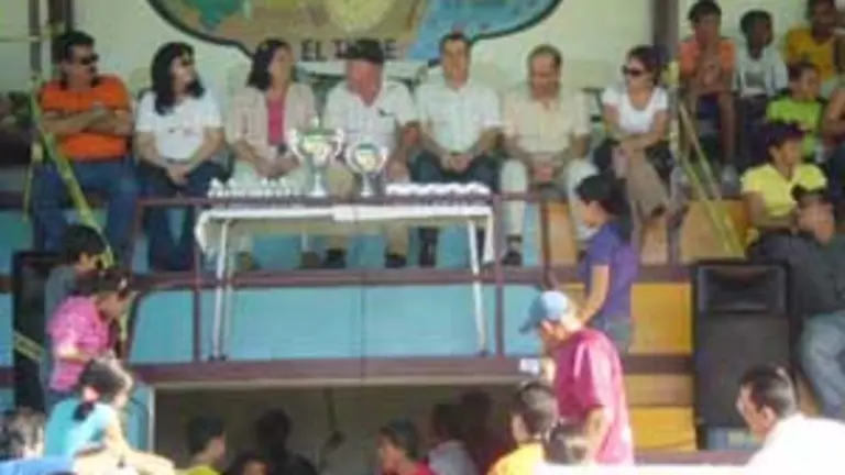  Ricardo González, María Vera de González, Guillermina Hernández, José Luis Ferrera Tejera, presidente; señor Rivero, y Jacinto Pérez, en la presidencia del campo de fútbol del CCECT.
