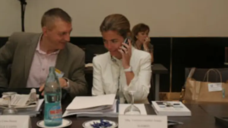   Ignacio Ayala, junto a la representante de Madrid, Victoria Cristóbal, durante el pleno del CGCEE.