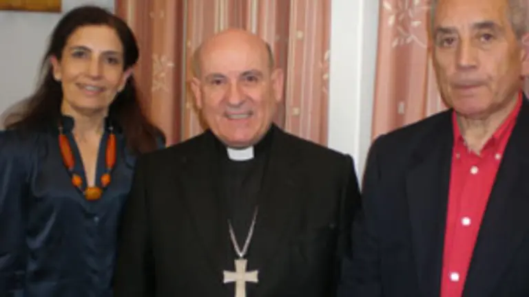 El obispo de Cantabria, Vicente Jiménez, con el presidente, Julio Bahón, y la secretaria, Conchita Almajano.