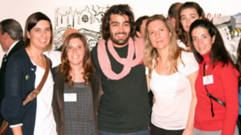  Bruno Nacif –en el centro–, tras recoger el premio.