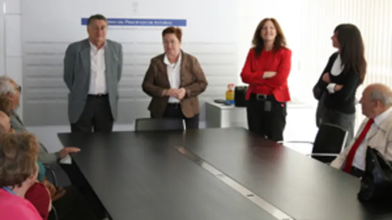  Un momento de la reuni&oacute;n de Teresa Ordiz y Manuel Fern&aacute;ndez de la Cera con el comit&eacute; de solidaridad.