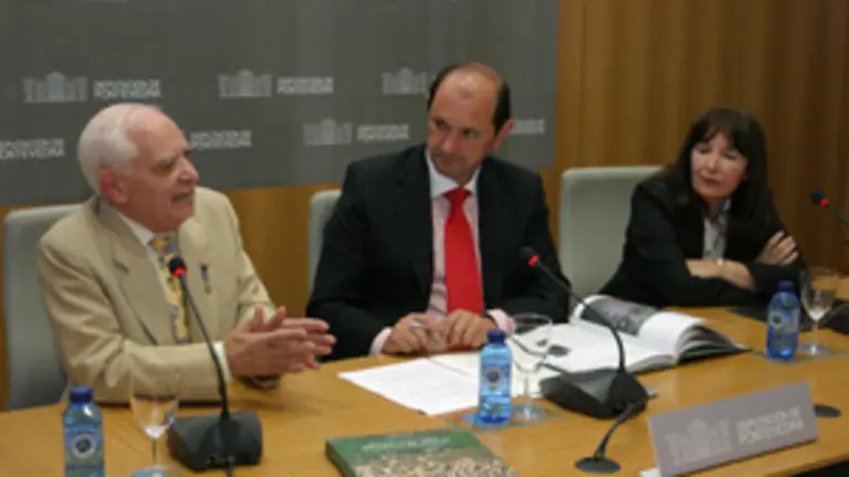 Benito Blanco, Rafael Louz&aacute;n y Mariana Vicat, durante la presentaci&oacute;n.