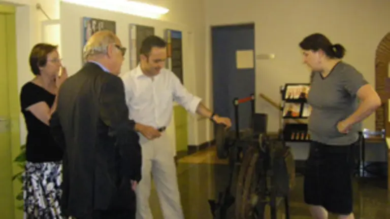  Manoel Carrete amosa un dos aparellos que forman parte da s&uacute;a colecci&oacute;n privada sobre a emigraci&oacute;n galega.