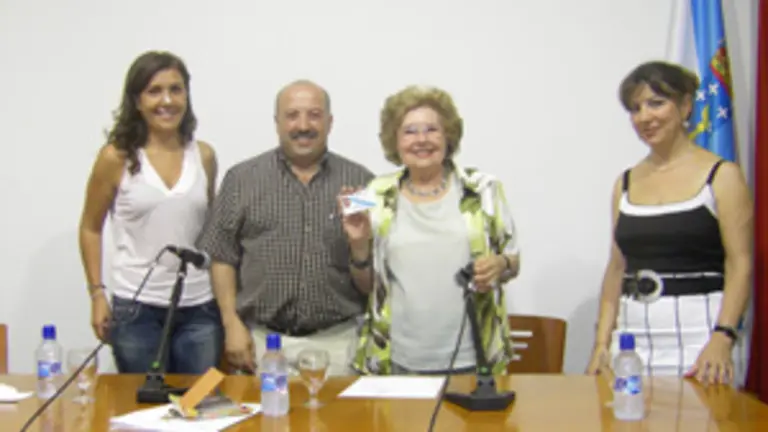  Yolanda D&iacute;az recibe de m&aacute;ns de Ernesto Lagar&oacute;n o carn&eacute; de socia da Agrupaci&oacute;n Cultural Galega Saudade.