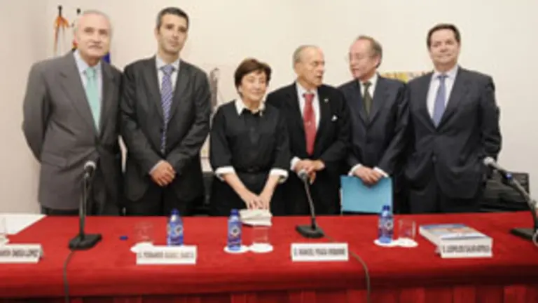  Todos los colaboradores del libro, junto al presidente de la Casa de Galicia y la viuda de Calvo Sotelo.