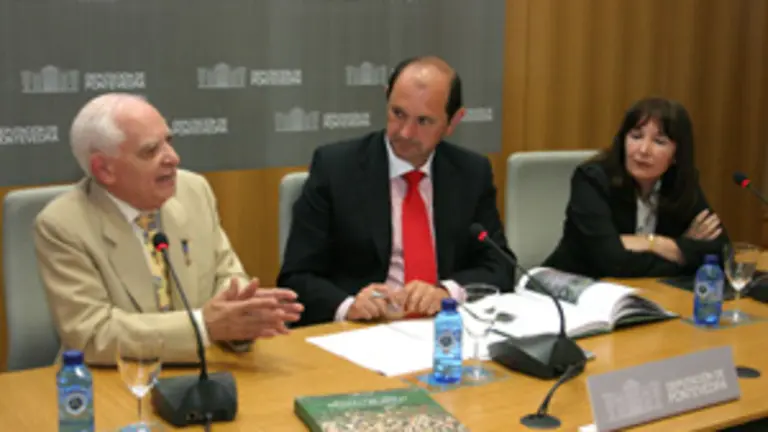  Benito Blanco, acompa&ntilde;ado por Rafael Louz&aacute;n y Mariana Vicat, durante la presentaci&oacute;n del libro.