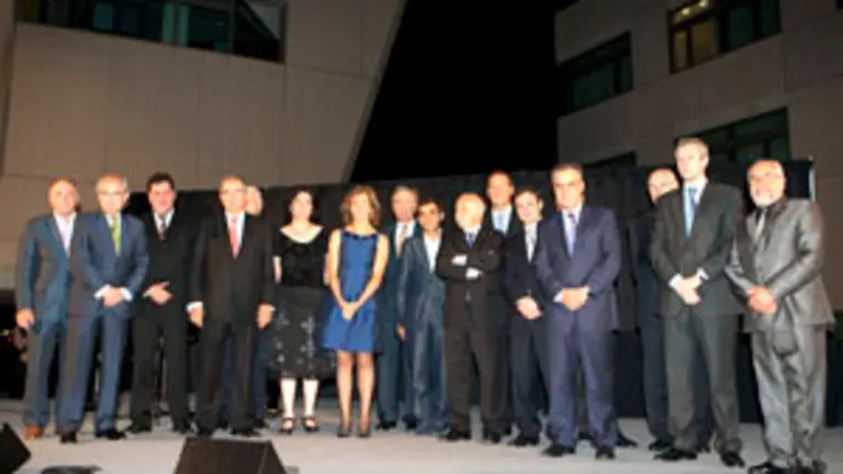  Dirigentes de la Asociaci&oacute;n, invitados y premiados posan tras la ceremonia de entrega de los galardones.