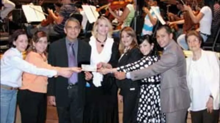  Donativo al Sistema de Orquestas, donde figuran representantes del la FESNOJIV y de la Fundación Banco Canarias.