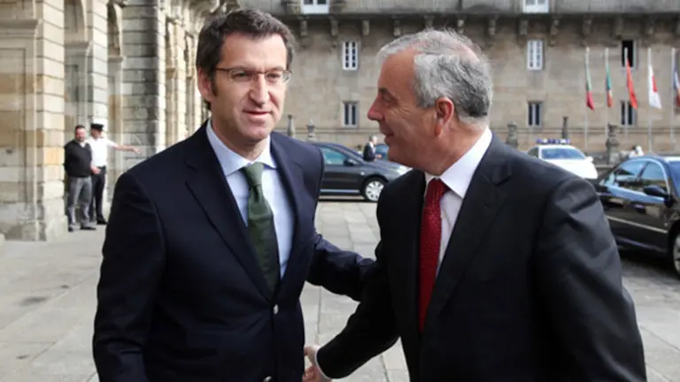 N&uacute;&ntilde;ez Feij&oacute;o saluda a Manuel V&aacute;zquez durante el encuentro de la pasada semana para hablar de la financiaci&oacute;n.