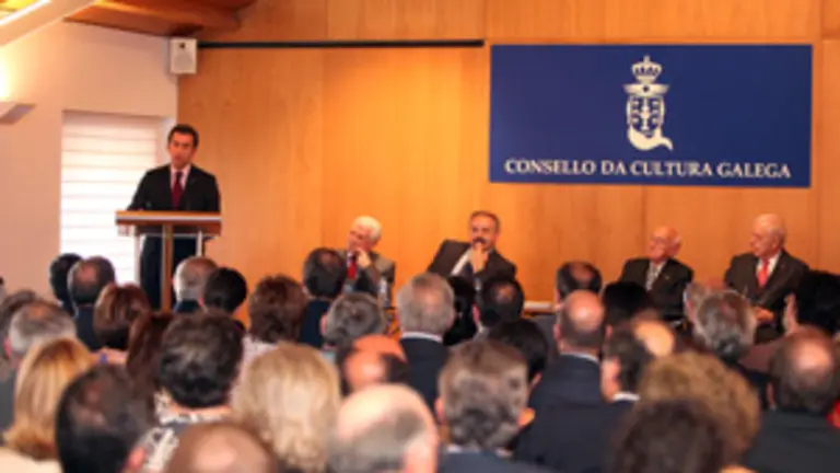  N&uacute;&ntilde;ez Feij&oacute;o, durante su discurso, seguido por Ram&oacute;n Villares y Zulueta de Haz, entre otros.