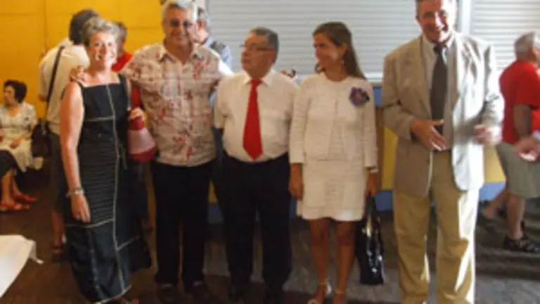  Victoria Cristóbal y Luis Iglesias –ambos en el centro–, junto a otras autoridades.