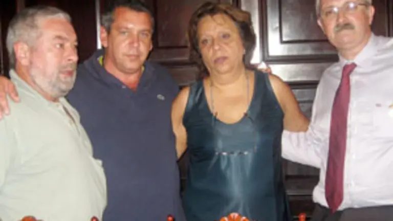  Farp&oacute;n &ndash;primero por la derecha&ndash;, en su &uacute;ltima visita a Cuba, junto a Antonio Trev&iacute;n &ndash;a la izquierda&ndash;.