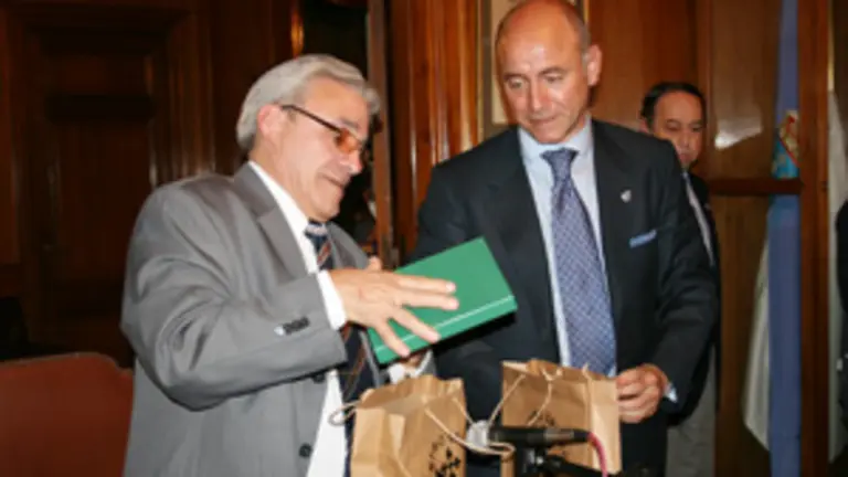 Santiago Camba con Julio Mart&iacute;nez, durante su &uacute;ltima anterior visita al Centro Gallego.