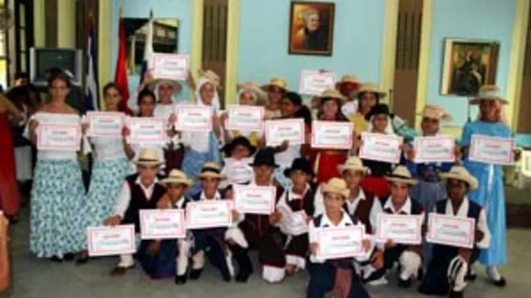  Los alumnos de las escuelas de tradiciones canarias recibieron sus diplomas.