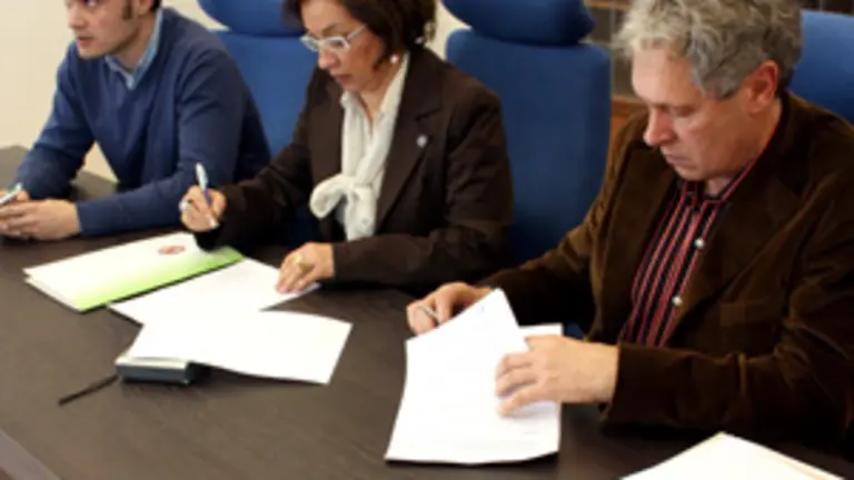  En primer término, el presidente de la Asociación Castellano y Leonesa de Emigrantes y Retornados, Alfonso de Barrio, durante un acto.