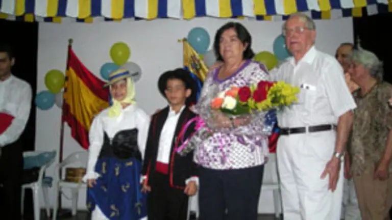  Guillermina Hernández y Vicente Barroso, junto dos integrantes de ‘Coros y Danzas de La Gomera en Venezuela’.