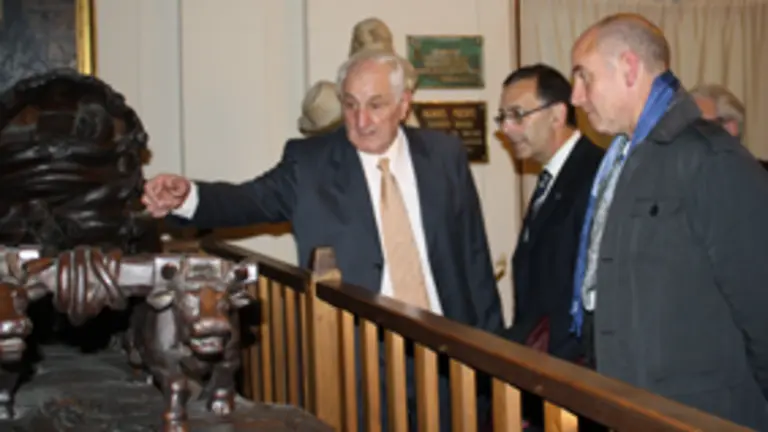  Camba y P&eacute;rez observan las reliquias que guarda el Centro Gallego. 