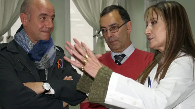  Santiago Camba y Roberto P&eacute;rez escuchan las explicaciones de Mirta S&aacute;ez.