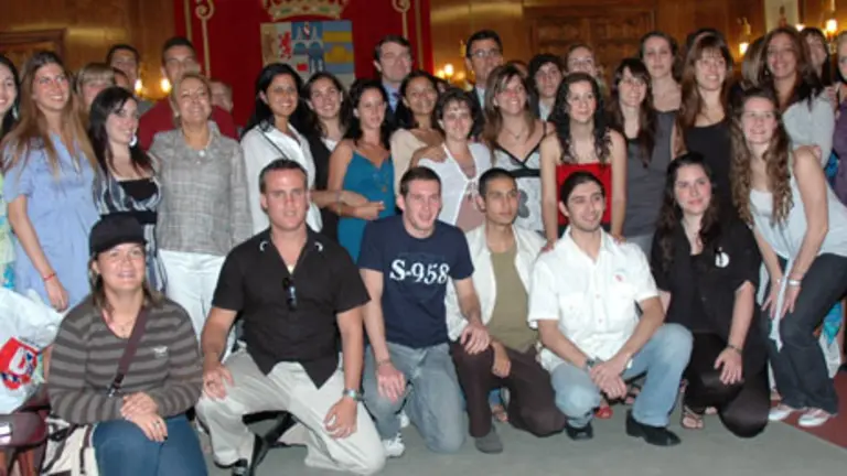  Foto de familia de los jóvenes participantes en la Escuela de Verano.