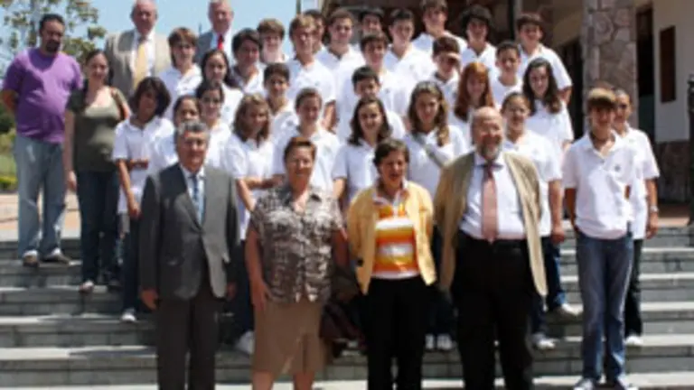  Ramos y De la Cera posan con los participantes en el programa &lsquo;Asturias es as&iacute;&rsquo;.