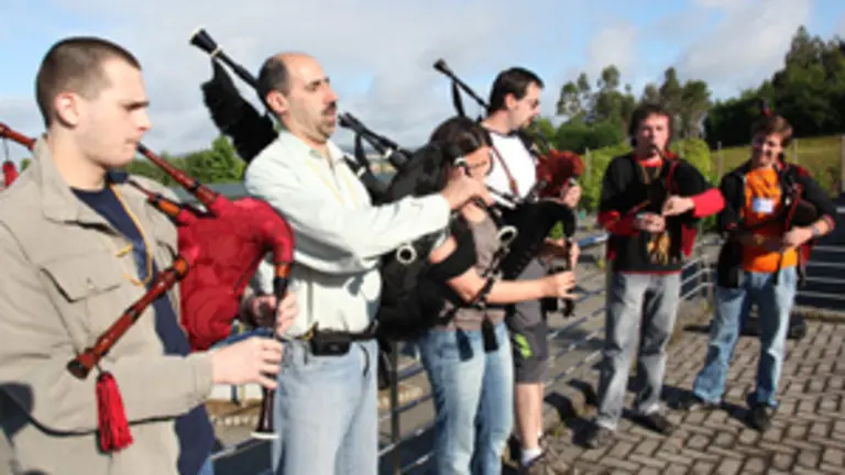 J&oacute;venes participantes en los cursos muestran sus conocimientos de gaita.