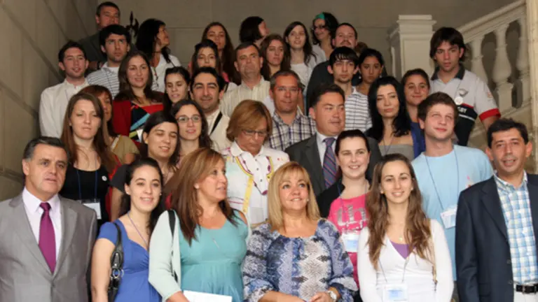  Isabel Carrasco posa con los participantes en el programa. 