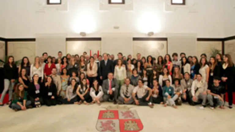  El presidente Herrera, acompañado por Alfonso Fernández Mañueco y Félix Colsa, posa con los jóvenes del exterior que están visitando la comunidad. 