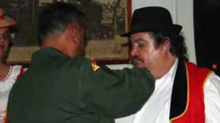  El presidente del CSAC e integrante del Grupo ‘Brisas Canarias’, Carmelo Hernández Méndez, es condecorado por el coronel Faría Villalobos.