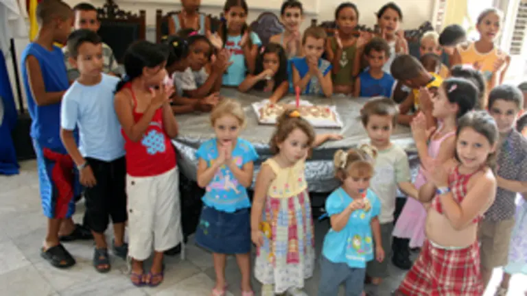  Los m&aacute;s peque&ntilde;os disfrutaron de un cake.