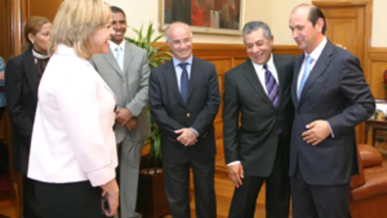  El presidente de la Diputaci&oacute;n de Pontevedra, Rafael Louz&aacute;n, con Roberto Salcedo, la pasada semana.