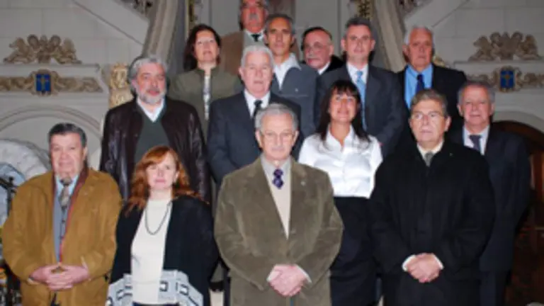  Foto de familia de la nueva Comisi&oacute;n Directiva del Centro Asturiano.