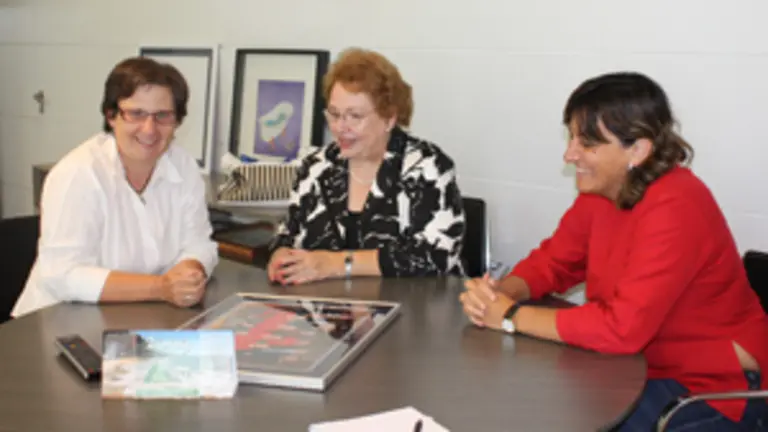  De izquierda a derecha, Mar&iacute;a Jos&eacute; Ramos, Hilda Avello y Ana Rivas, durante el encuentro de la semana pasada.